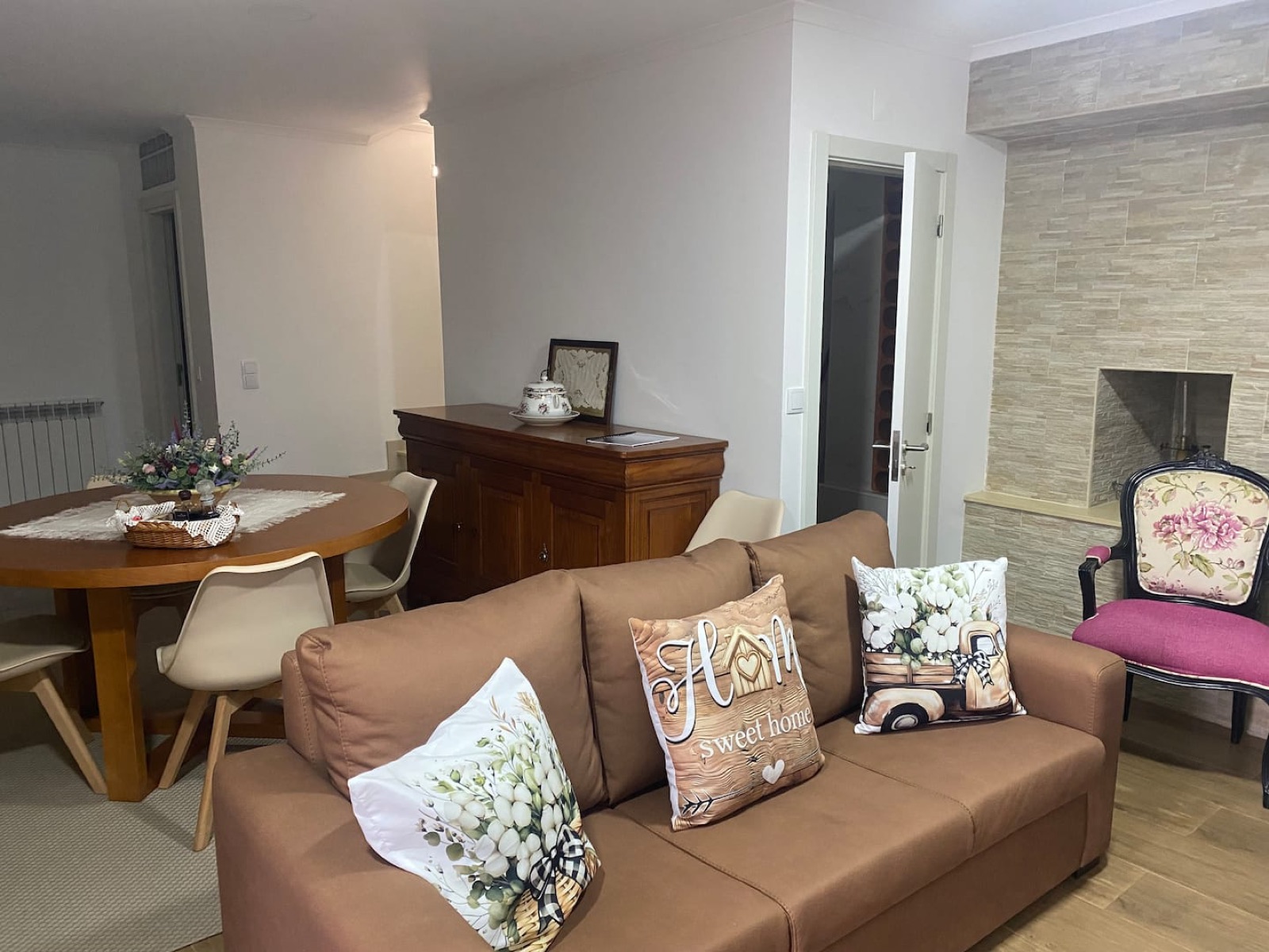 Sala com sofás e lareira